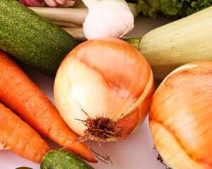 切掉的洋葱头不要扔，一下变三颗乐坏你，超级简单！