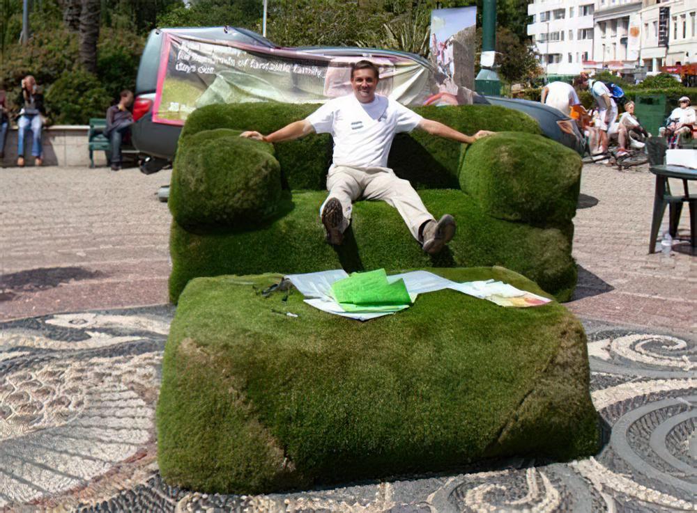 英修建巨型‘绿色沙发’ 让民众走出房间享受夏日