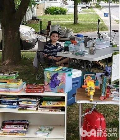 狗狗比什么都重要,美一男孩为救爱犬摆摊卖玩具 狗狗比什么都重要,美一男孩为救爱犬摆摊卖玩具